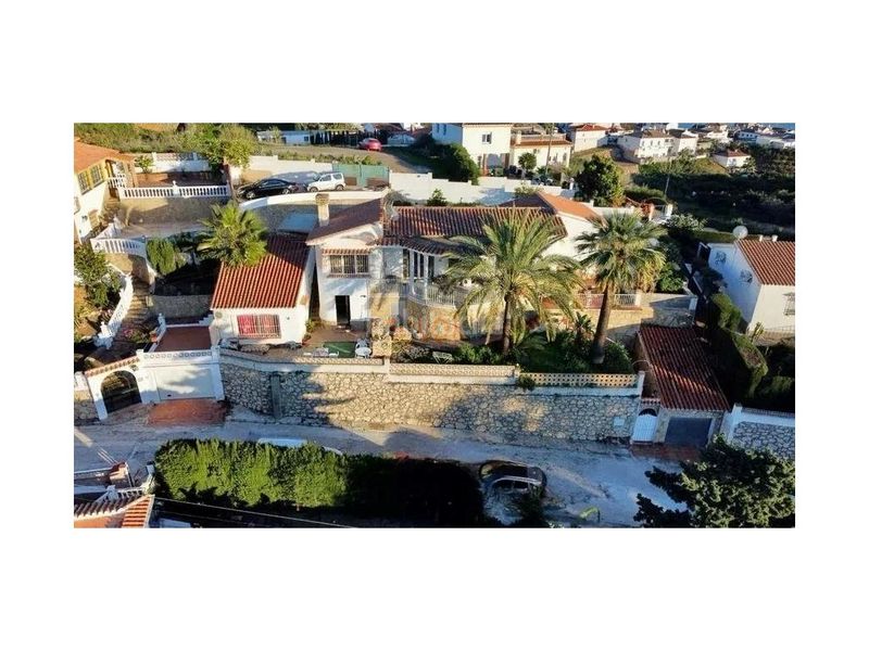 Foto 2e94e09e-cfab-49b1-905d-bb73404d1504. Casa amb aparcament a Benajarafe
