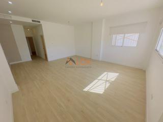 Planta baixa  N/a. Vivienda a estrenar con piscina y garaje junto a la zona univers
