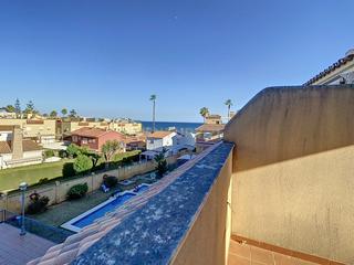 Casa adosada en Carril de la estación 5. Adosado primera línea de playa con vistas al mar excepcional cas