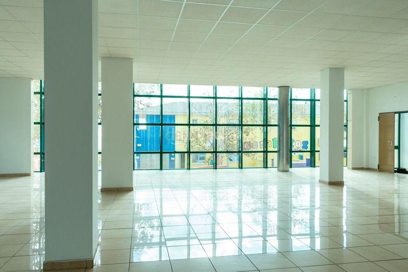 Foto cd5aaec2-47a5-4722-a8d3-d246cc9948d5. Affitto locale commerciale in calle pedro serrano 12 in Benalmádena