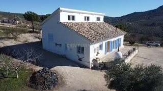 Casa en Los arenales 25. Amplia casa en loja, granada con accesibilidad y comodidades