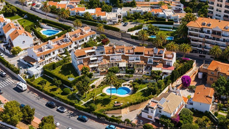 Foto 1f41b717-f6bb-4d4f-ad80-d0605186fc4f. Casa adosada en av. las palmeras casa adosada en Parque de la Paloma Benalmádena