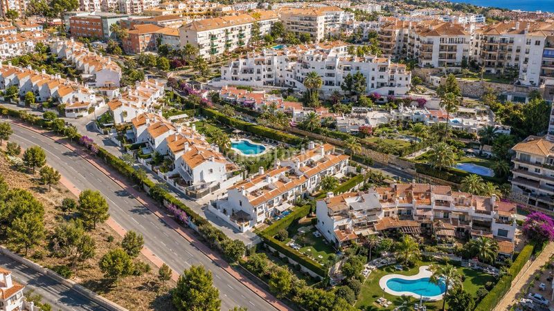 Foto a7084647-4992-40e2-9dff-85f0f32cdd82. Casa adosada en av. las palmeras casa adosada en Parque de la Paloma Benalmádena