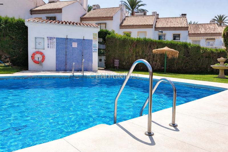 Foto c597cb6c-3a19-42d2-9790-12bbd77e9423. Casa adosada en av. las palmeras casa adosada en Parque de la Paloma Benalmádena