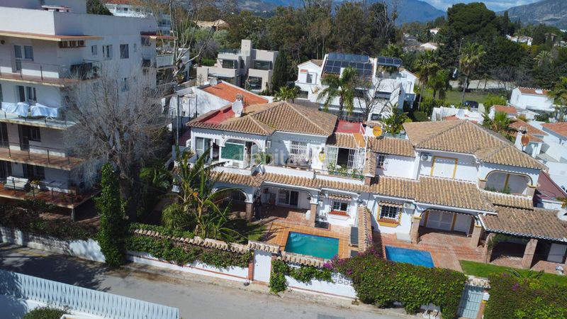 Foto a64fe8df-f4b9-4c60-9d56-a81dddd34ee8. Casa adossada amb piscina a Las Lomas de Río Verde Marbella