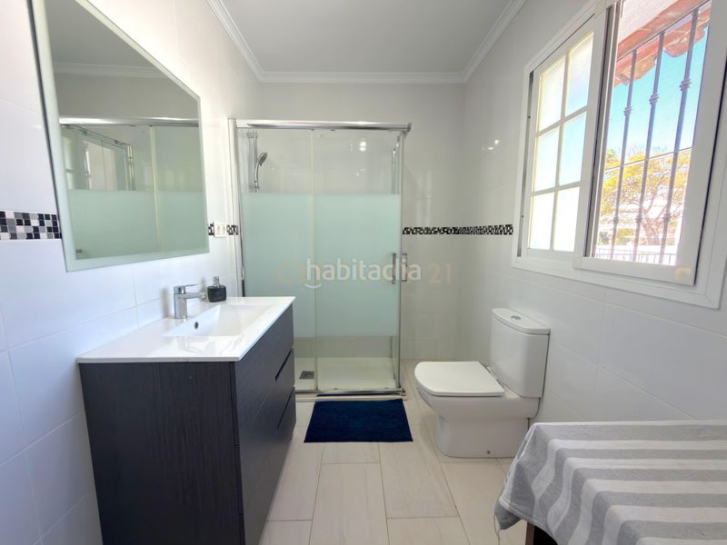 Foto d3d2cadc-b1e2-4d5f-99d6-91d287930160. Casa adossada amb piscina a Las Lomas de Río Verde Marbella