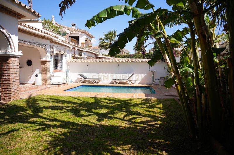 Foto d93fe6e7-f0ed-41c1-9204-1715245f7710. Casa adossada amb piscina a Las Lomas de Río Verde Marbella