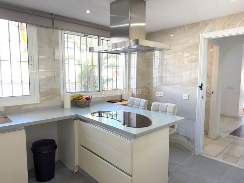 Foto f26e320b-e32a-40aa-9752-eac0499fc155. Casa adossada amb piscina a Las Lomas de Río Verde Marbella