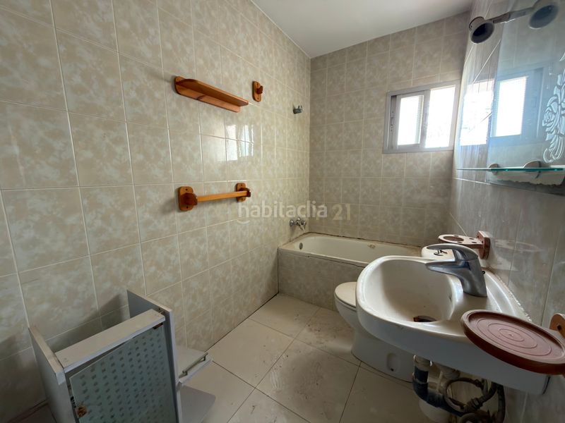 Foto d66d7dd2-42c4-4a21-b6b6-b8c5db8e256c. Edifici a calle atrás a Álora