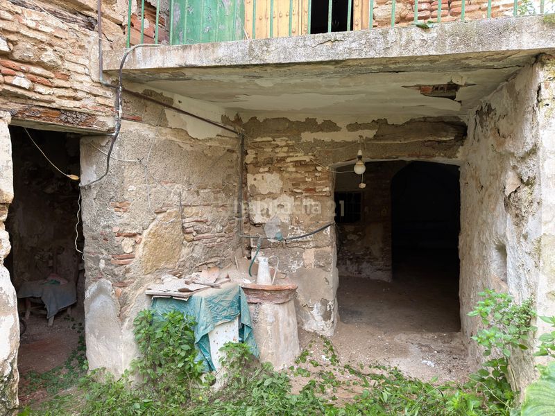 Foto c65b9400-08c5-4f7b-9b34-aa81f913ea40. Edifici a calle atrás a Álora