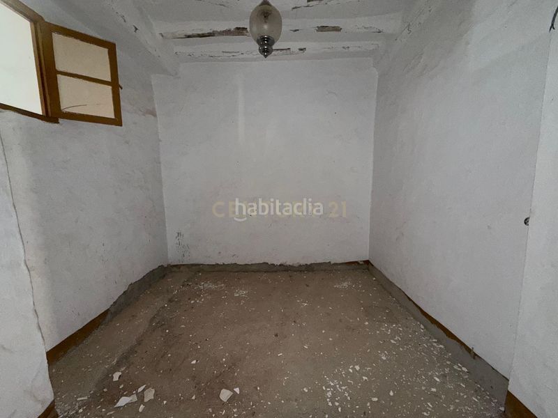 Foto 024a0b15-5c2f-45ac-96d6-24d2c124330c. Edifici a c. atrás a Álora
