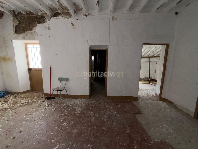 Foto 48333c0a-fb01-4f1e-963d-6db9d23b6f3f. Edifici a c. atrás a Álora