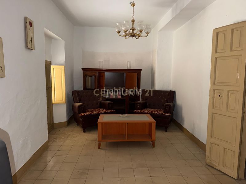 Foto 4e29f0c9-3fde-4e76-a9d8-3a683e70b9a0. Edifici a c. atrás a Álora