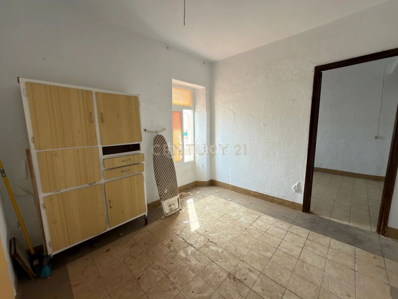 Foto 7430a5c3-5939-441b-a547-9b976bb984ed. Edifici a c. atrás a Álora