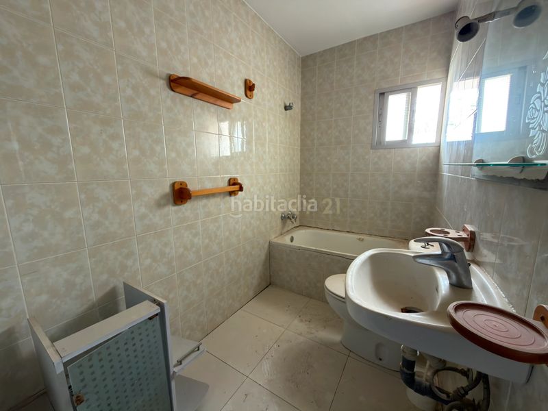 Foto b3aa55cb-7583-42ff-852b-8636c6850c61. Edifici a c. atrás a Álora