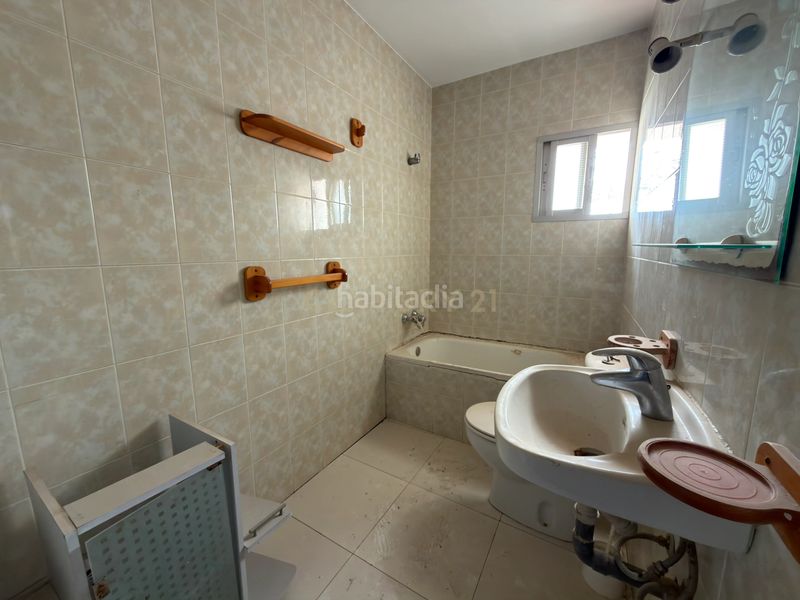 Foto d878ecc7-0878-4c80-92b5-bf254a301807. Edifici a c. atrás a Álora