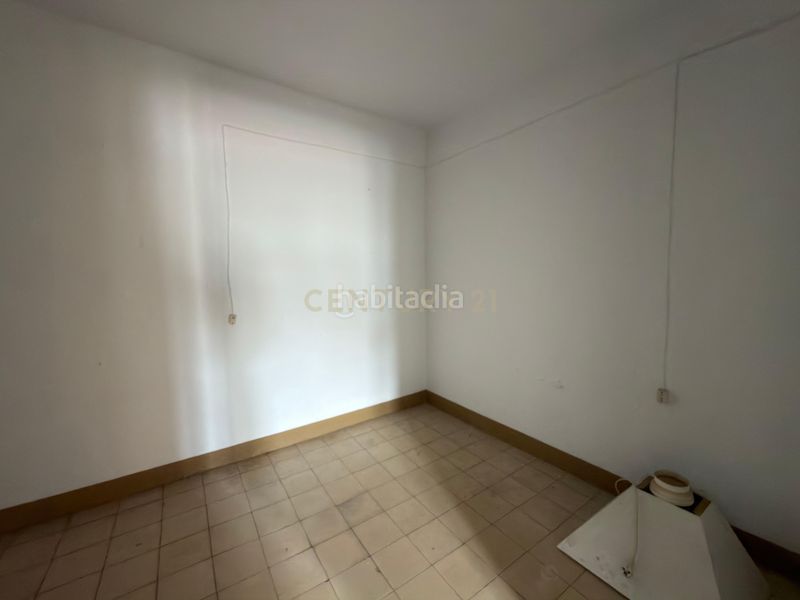 Foto e76994e6-1c8c-4d1d-984d-c2e3d83342f8. Edifici a c. atrás a Álora