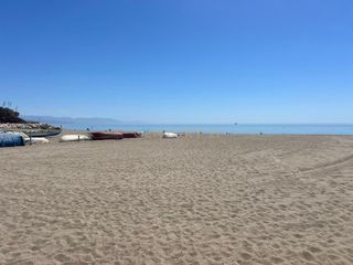 Casa a Costa de la carihuela, 24, torremolinos, spain. Edificio uso mixto en venta en paseo marítimo de la carihuela, t