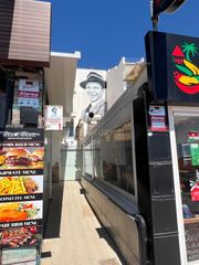 Maison à Costa de la carihuela, 24, torremolinos, spain. Edificio uso mixto en venta en paseo marítimo de la carihuela, t