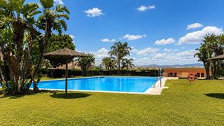 Casa adossada  Calle escritora carolina coronado, n 36, málaga, spain 36. Casa adosada moderna en málaga con piscina y tenis