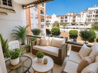 Etagenwohnung in Av. las palmeras, benalmádena, spain. Piso de 3 dormitorios con terraza, garaje y piscina junto al par