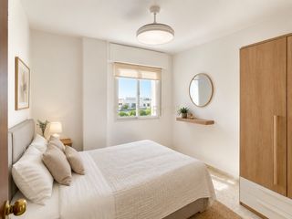 Pis a Av. las palmeras, benalmádena, spain. Piso de 3 dormitorios con terraza, garaje y piscina junto al par