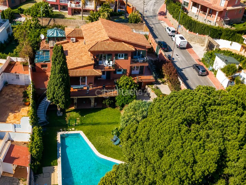 Foto 0ec4085b-2223-4475-ad13-b02f1b67ebe8. Alquiler apartamento en avenida imperio argentina planta independiente de villa con gran terraza, piscina y vistas al mar costa en Benalmádena