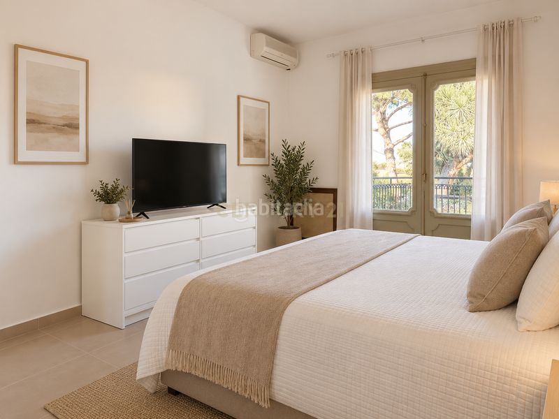 Foto 0f972ae6-86ee-47be-8bb9-4fe3b3a92213. Alquiler apartamento en avenida imperio argentina planta independiente de villa con gran terraza, piscina y vistas al mar costa en Benalmádena