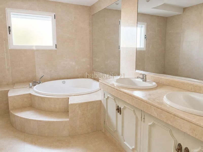 Foto 2f8e0f13-40a6-4b50-9bb9-7c7ed0babcb9. Alquiler apartamento en avenida imperio argentina planta independiente de villa con gran terraza, piscina y vistas al mar costa en Benalmádena