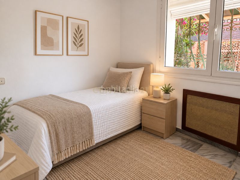Foto 4a37995a-3b30-43fe-8761-d77fa87d46f5. Alquiler apartamento en avenida imperio argentina planta independiente de villa con gran terraza, piscina y vistas al mar costa en Benalmádena