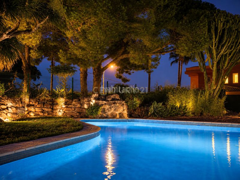 Foto d5cb87cb-f5cd-48e2-b7b4-b642cae71fb5. Alquiler apartamento en avenida imperio argentina planta independiente de villa con gran terraza, piscina y vistas al mar costa en Benalmádena