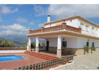 Rent Country house in Carretera itrabo 10. Itrabo  villa de campo en alquiler anual