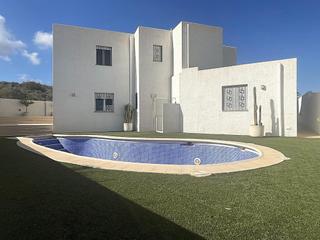 House in N/a. Villa de 2 dormitorios con piscina y vistas al mar en venta en m