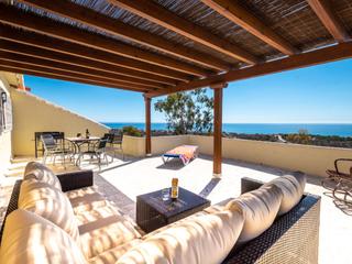 House  N/a. Villa española con piscina y vistas espectaculares al mar en moj