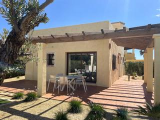 Haus en N/a. Elegante villa de tres dormitorios con vistas al golf y a la mon