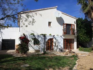 Casa a N/a. Amplia villa con 2 apartamentos y piscina en venta en los gallar