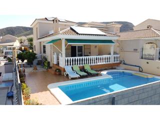 Casa a N/a. Amplia villa de 3 dormitorios con vistas al mar y a la montaña e