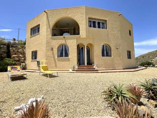 Casa a N/a. Villa con dos apartamentos independientes en los gallardos