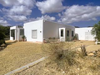 Maison  N/a. Encantadora villa rural con vistas panorámicas y casita de invit