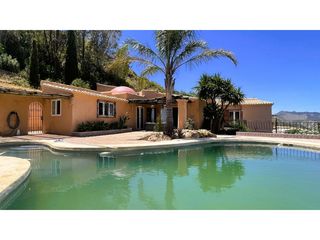 Casa  Avenida abenjoar. Villa de carácter con piscina y vistas impresionantes en sierra