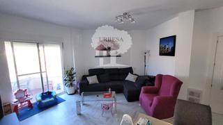Casa adossada a Motril  ciudad. Vivienda unifamiliar de 205m2  con magnificas calidades, tres do