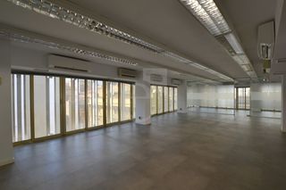 Rent Office space en Sant Francesc. Totalmente exteriortres despachos acristaladoscon terraza