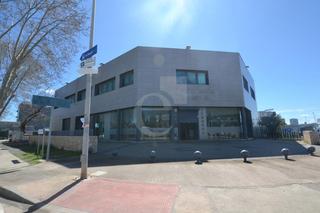 Lloguer Oficina a Avenida de Abril-9 de Octubre. Centro de negocios con cafetería