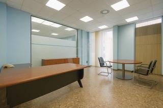 Miete Büro in El Grau. Oficina esquinera cercana a la marina