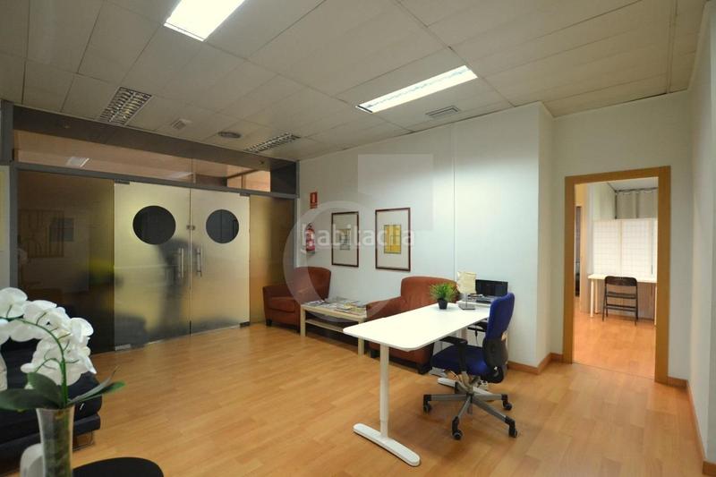 Foto 5774f71f-c607-4f72-ba0b-ca886271fb92. Lloguer oficina amb calefacció a Jaume Roig Valencia