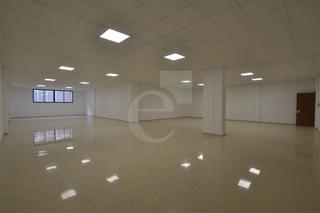 Rent Office space in Vara de Quart. Diáfanaideal sede o centro de negocios. todos los servicios