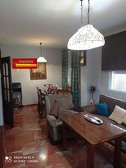 Casa a Nueva Alcalá. Casa en venta en zona centro, 3 dormitorios.