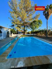 Chalet in Carmona. Chalet en venta en urbanizaciones, 5 dormitorios.