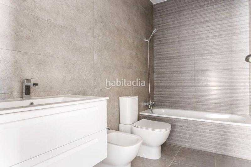 Foto 4f4d0bd8-d48f-4763-a62e-136410045c2f. Casa aparellada amb aparcament a Colegio Europa Espartinas