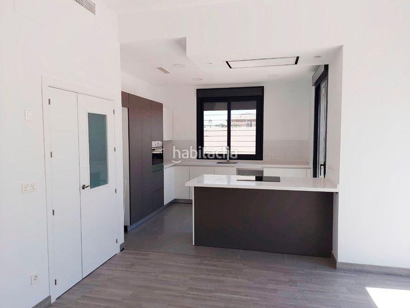 Foto 7fcb339c-4d66-4c3c-9540-d823df422e07. Casa aparellada amb aparcament a Colegio Europa Espartinas